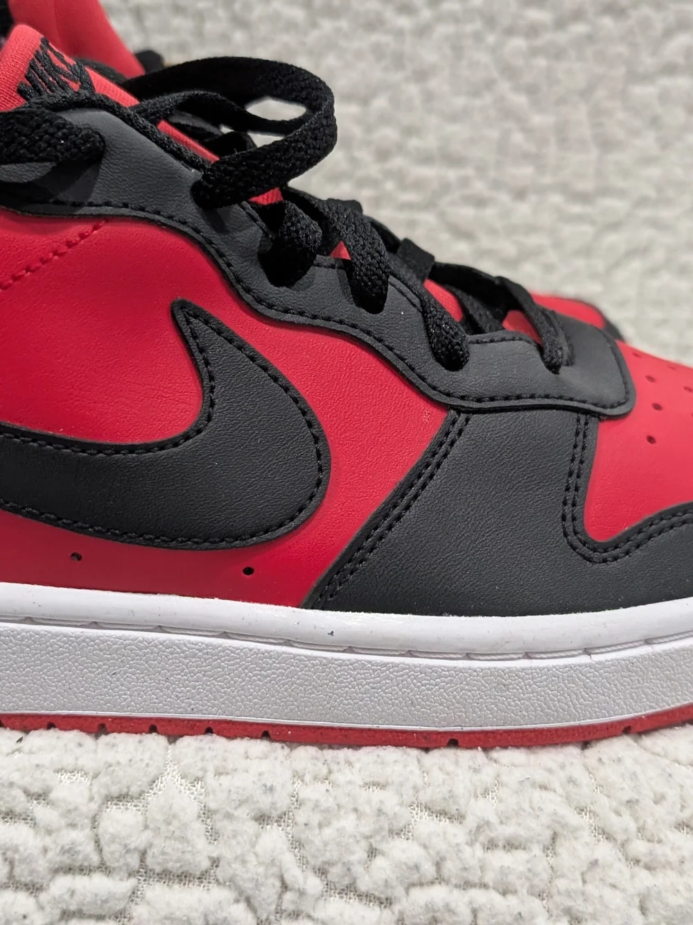 Nike Kids Low-Top Sneakers in Black & Red